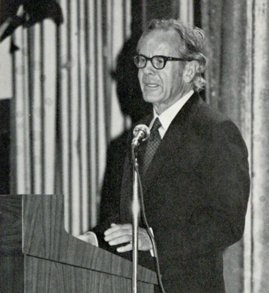 Rollo May’i düşünce tarihinde belirli bir yer sahibi yapan onun insanı varsayımsız tanımlamaya çalışmadaki hassasiyetidir. 