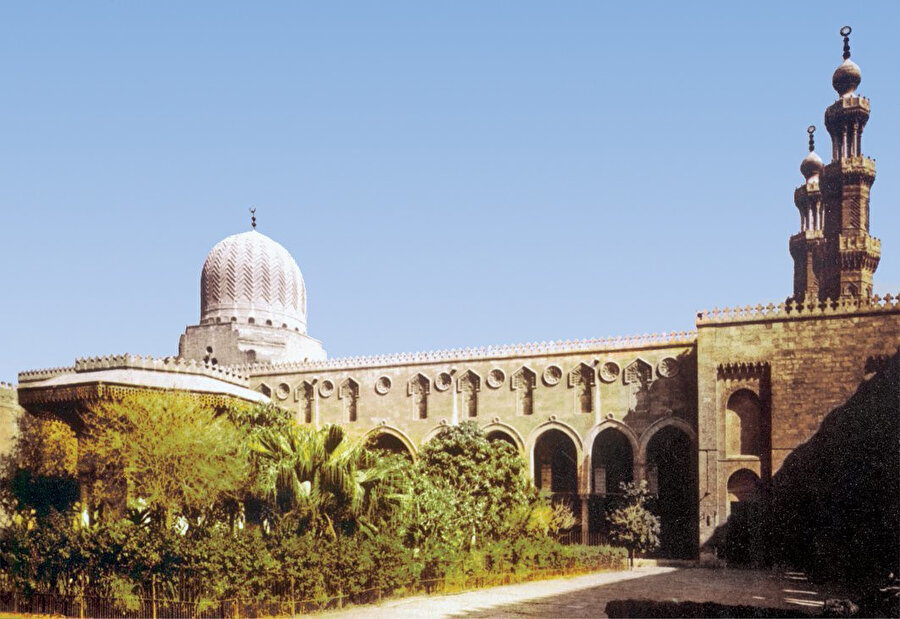 Şiî Fâtımîler Devleti'nin önemli mimari eserlerinden Hâkim Camii. Kahire/Mısır.