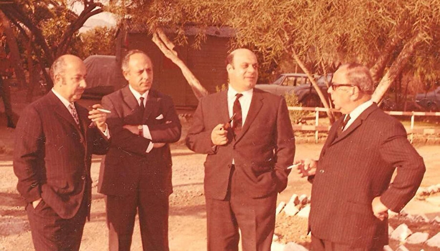 Rauf Denktaş, Dışişleri ve Savunma Bakanı Osman Örek, Meclis Başkanı Dr. Necdet Ünel ve Cumhurbaşkanı Yardımcısı Dr. Fazıl Küçük ile birlikte.