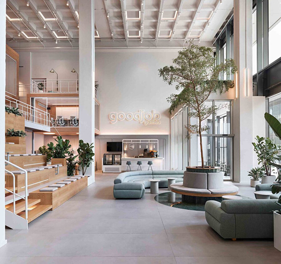 Giriş galerisi, ahşap tribünler, bitkilendirmeler ve oturma gruplarıyla sokak benzeri bir kamusal alan oluşturuyor. 