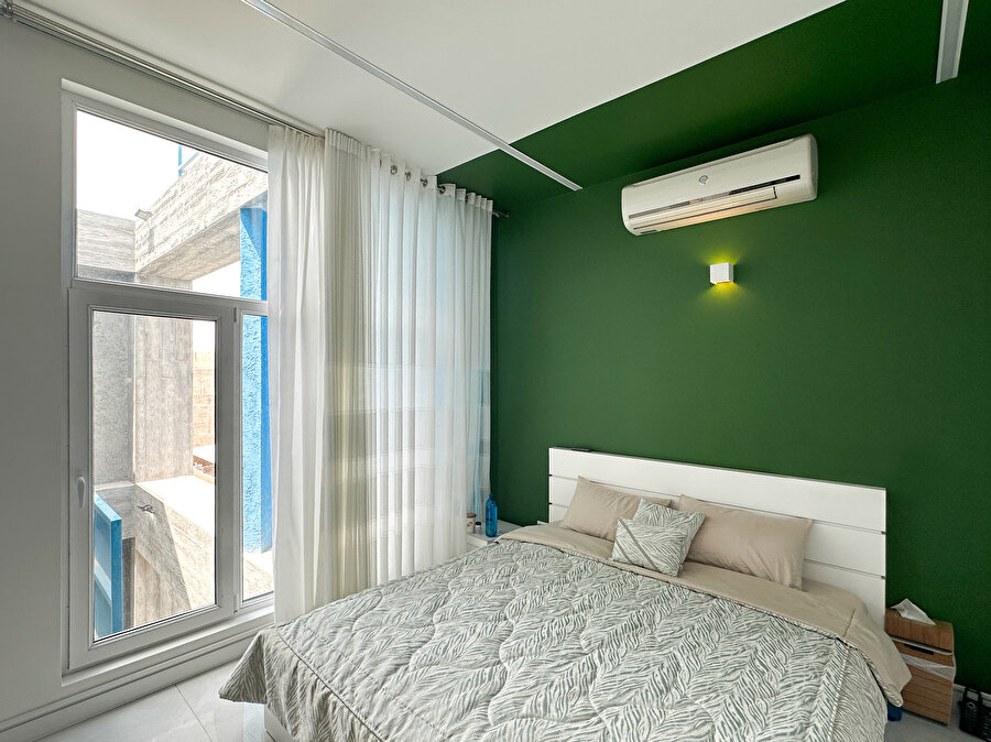 Bu şekilde, mekânın kullanıcıya sunduğu deneyim, renklerin rehberliğinde derinleşiyor.