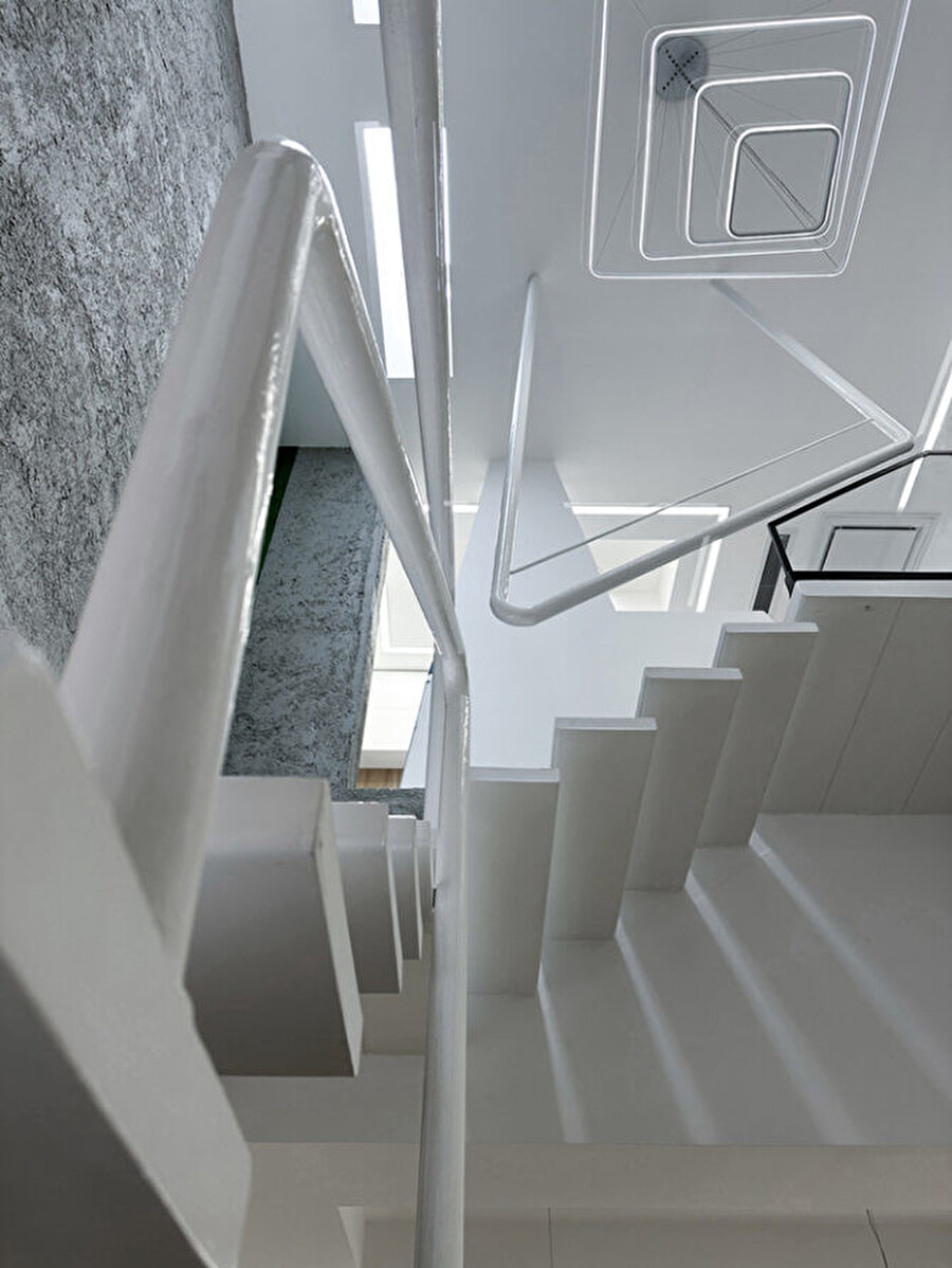 Projede; İran'daki mevcut ekonomik koşullar göz önünde bulundurularak, malzeme seçiminde pratik ve maliyet dostu çözümler benimseniyor.