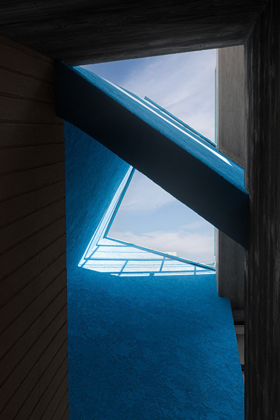 Bu renkler, adeta birer yol işareti gibi mekânsal yolculuk boyunca yönlendirici bir rol üstleniyor.