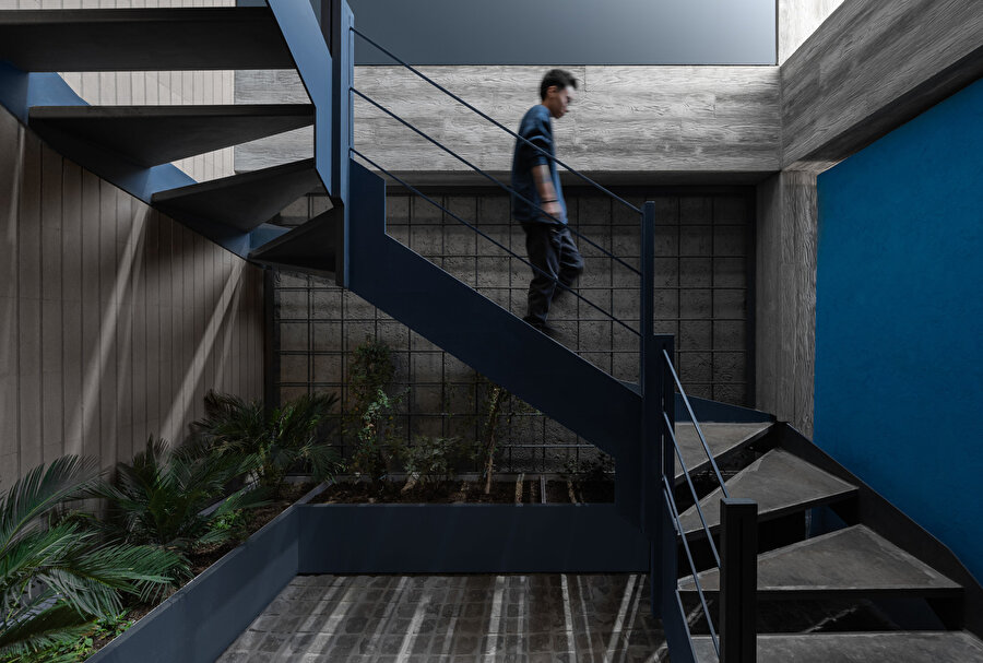 House Number 7, stüdyonun her projede karşılaştığı özgün sorunları çözme amacını taşıyan ve müşterinin özel ihtiyaçlarını karşılamak için tasarlanan 13 projeden yedincisi oluyor.