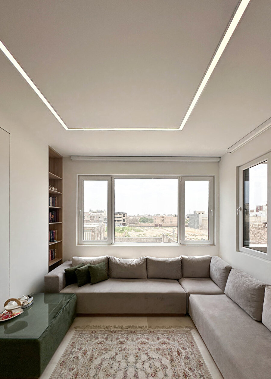 Binanın içe dönüklüğü, mimarın, müşterisinin, komşularının ve şehrin yaşam tarzının, kültürünün ve çevresinin derin bir yansıması oluyor.