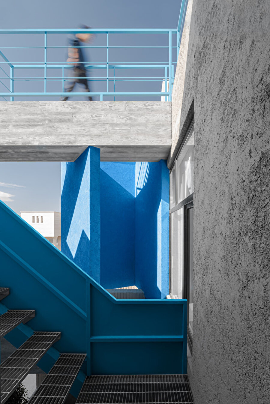 Cepheden avlulara doğru kademeli bir geçiş sergileyen merdivenler, alt katta başlayan hareketin, çatının manzaraya açılmasına olanak tanıyor.