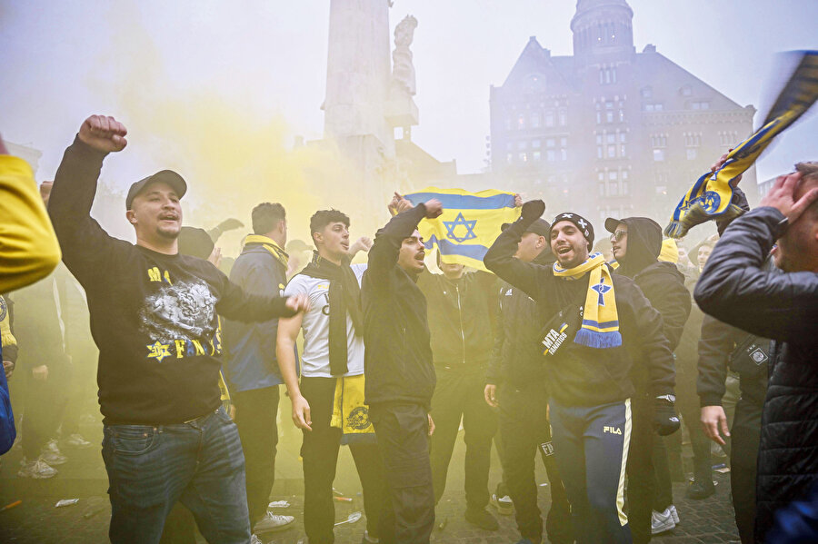 Amsterdam'da Ajax ve Maccabi Tel Aviv maçı provokasyon için özellikle seçildi. Binlerce yahudi holigan ve MOSSAD ajanı sahadaki yerini almıştı.