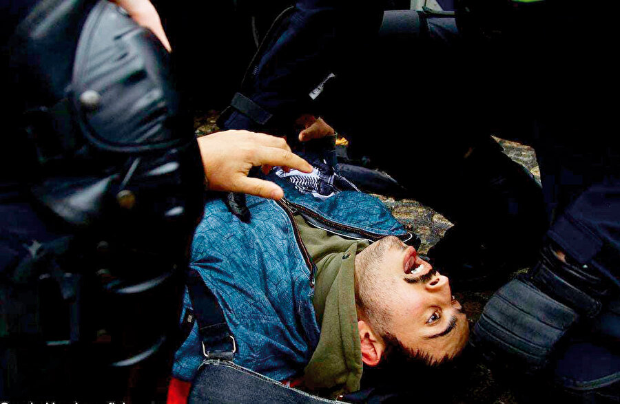 Maç esnasında ve sonrasında “Tüm Müslümanlara ölüm! IDF (İsrail Savunma Güçleri) Araplara tecavüz etmek için var! Müslümanlara ölüm” şeklinde sloganları attılar. Maçtan sonra doğrudan MOSSAD’ın yönettiği kalabalıklar Hollanda bayraklarını ateşe vererek Müslümanlar yapmış gibi gösterdiler, taksici şoförlere şiddet uygulayıp Filistin bayrağının asılı olduğu her ev ve iş yerine saldırıp, Filistin bayrağını ateşe verdiler.