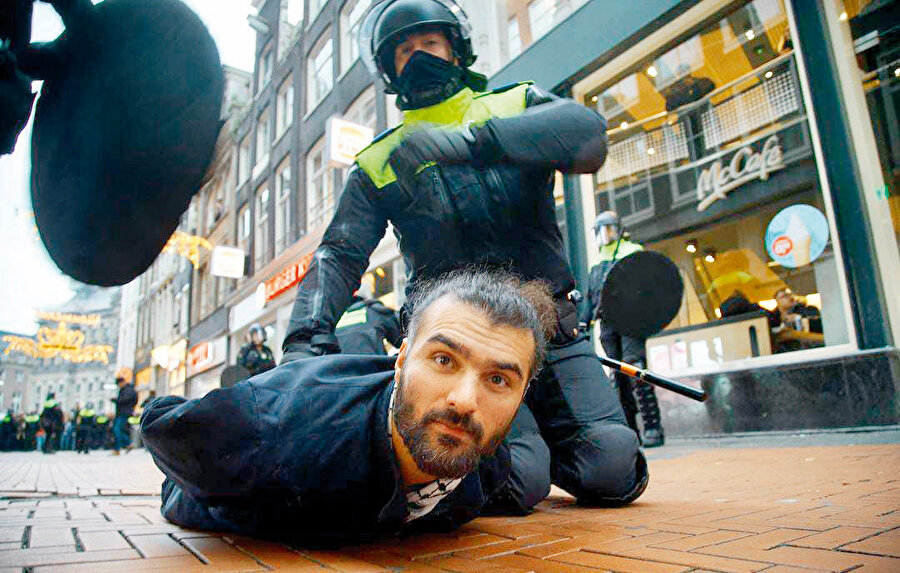 Hollandalı politikacılar doğru sonuçlara varmak yerine, ülkenin Arap ve Müslüman vatandaşlarını, özellikle de Fas, Türk ve Pakistan kökenli toplumunu şeytanlaştırmada birbiriyle yarışıyor, provokasyonun esas faillerini yani Yahudileri mağdurlara dönüştürmek için birbirleriyle rekabet etmeye çalışarak bitmek bilmeyen oyunlara başvuruyorlar.
