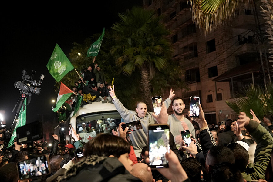 Gazze'de ateşkes ve esir takası anlaşması kapsamında 90 Filistinli esir serbest bırakıldı.