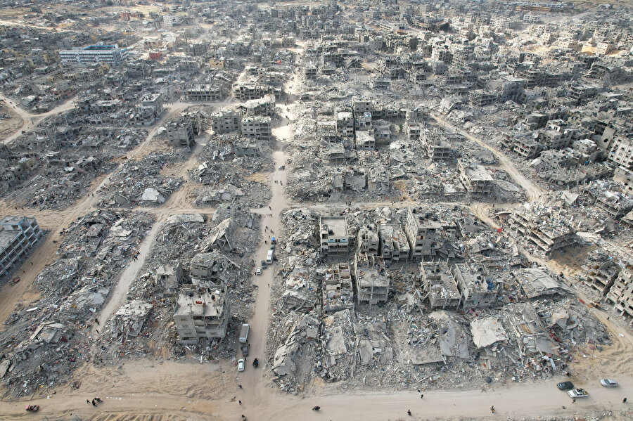 Ateşkesin ardından Refah'a dönen Filistinliler yıkıntılar arasında evlerini bulmakta zorlandı.
