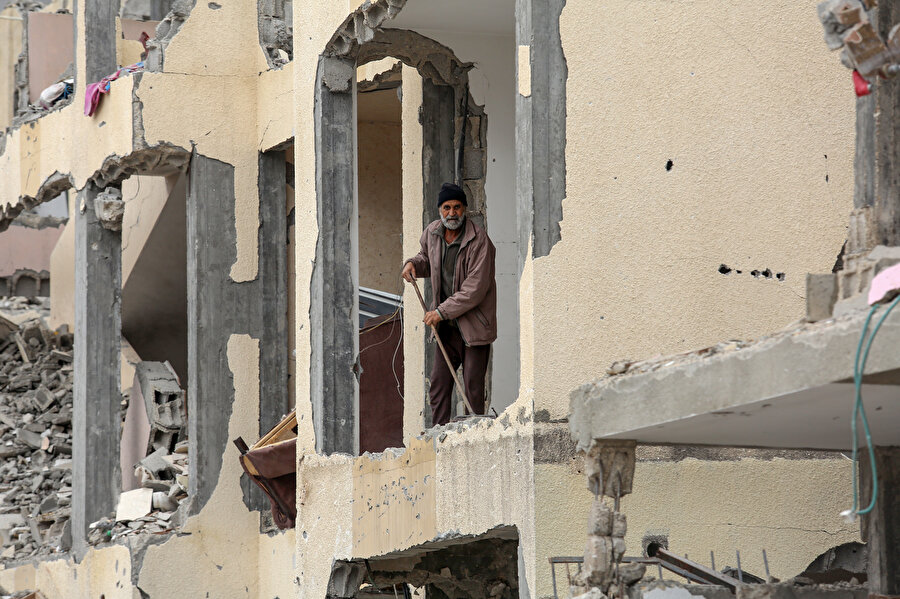 Ateşkes sonrası Refah'a dönen Filistinliler, yıkılan evlerinin enkazını kaldırmaya çalıştı
