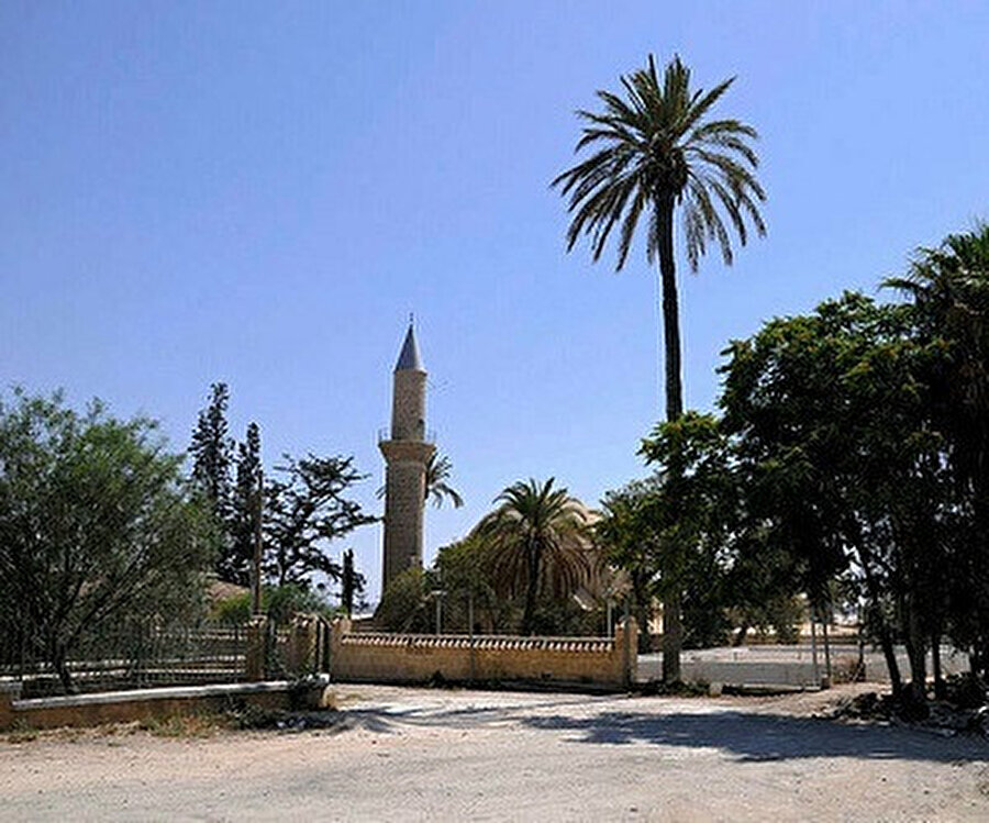 Larnaka'daki Hala Sultan Tekkesi. Tekke, Kıbrıs’ın Rum kesiminde, Larnaka şehri dışında Tuz gölünün yakınında yer almaktadır.