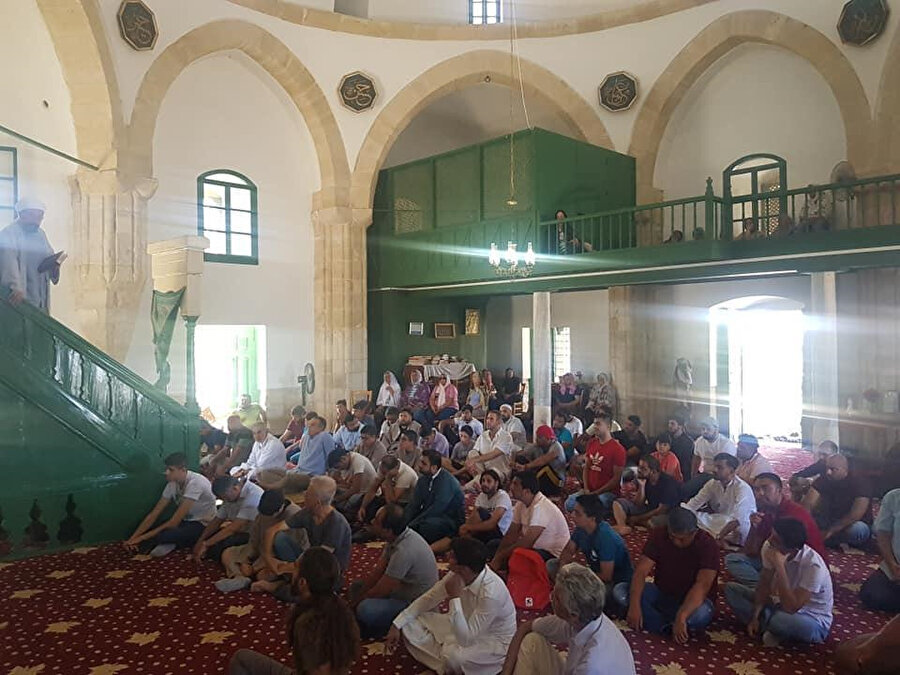 Hala Sultan Camii'nin içi. Caminin bir imamı bulunmasına rağmen camide ezan okunması yasaktır.