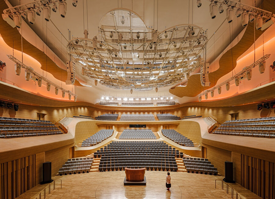 Akustik performans için tasarlanmış tavan sistemi, ahşap kaplama yüzeyler ve ergonomik oturma düzeniyle modern bir görünüm sunuyor.