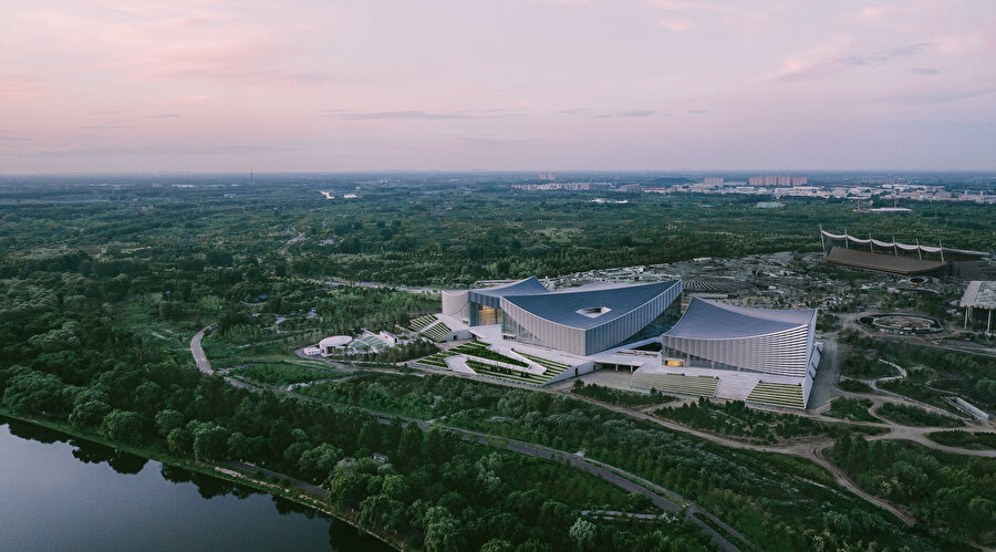 Geniş cam yüzeyleriyle iç mekanı dışarıya açıyor ve çevresindeki peyzajla bütünleşiyor.