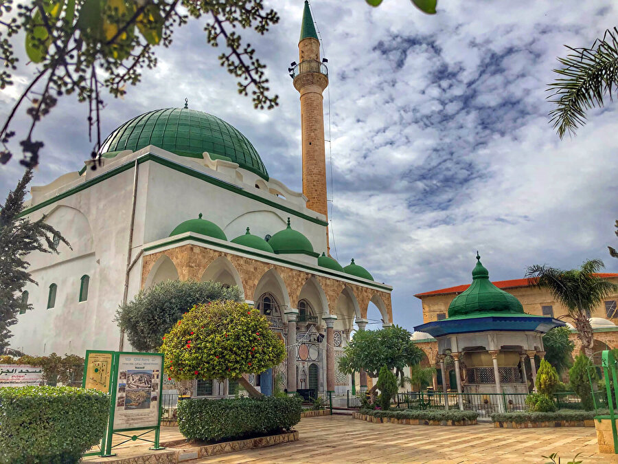 Bugün İsrail sınırları içindeki Akka'nın tarihî Cezzâr Ahmed Paşa Camii, Osmanlı Devleti'nin yaklaşık 500 yıl boyunca hüküm sürdüğü tarihî Filistin topraklarındaki yadigarlarından biri.