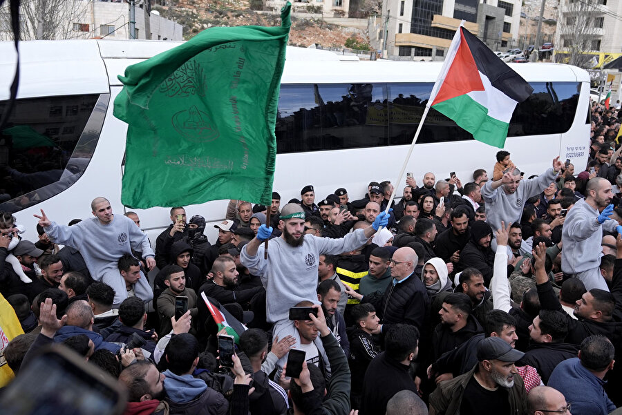 Filistinli tutsakları taşıyan Kızılhaç konvoyu Batı Şeria'ya ulaştı
