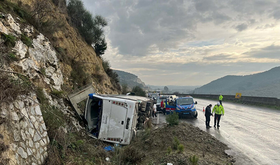 Festivale gidenleri taşıyan tur midibüsü devrildi: 23 yaralı