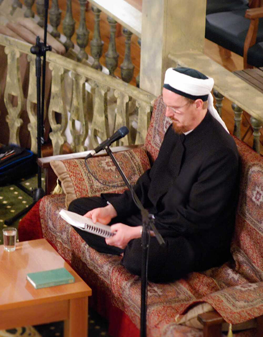 Murad, bir yandan da Cambridge Camii'nde dersler veriyor.