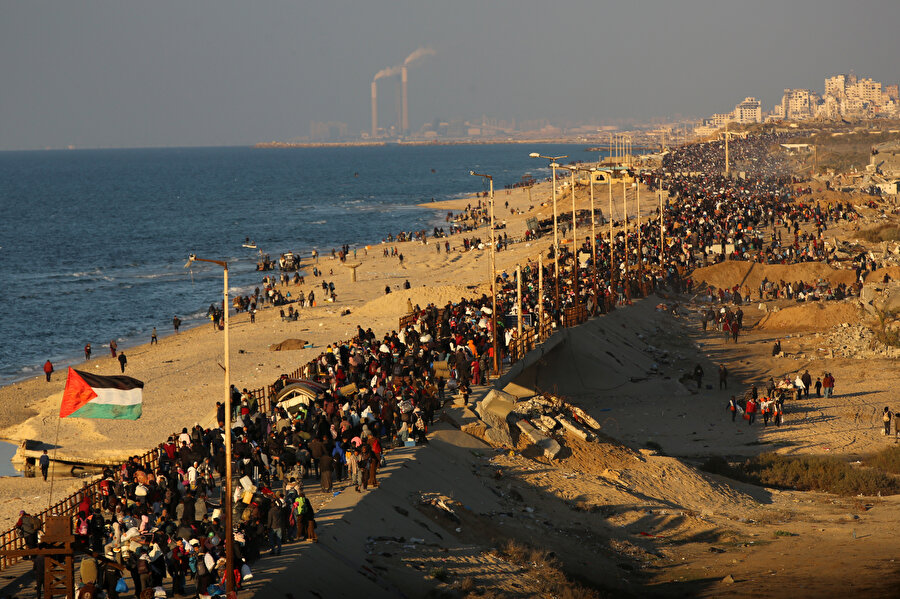 Gazze'de zorla yerinden edilen on binlerce Filistinlinin güneyden kuzeydeki topraklarına dönüşü başladı.