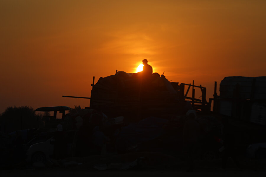 Gazze'de zorla yerinden edilen Filistinliler topraklarına geri dönüyor