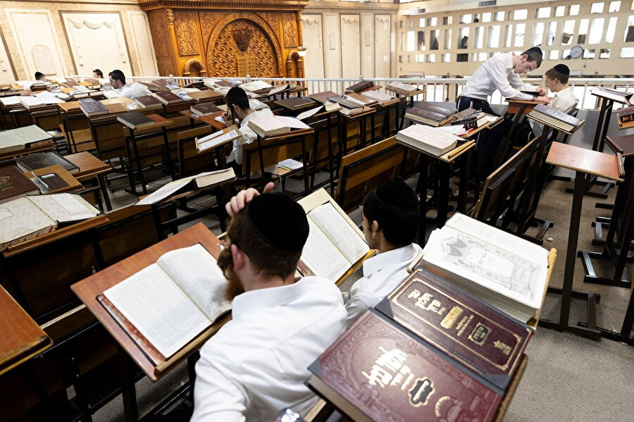 2024'teki tarihî karara dek askerlikten muaf tutulan Haredilerin, kendi eğitim sistemlerini yürütmelerine de izin veriliyor.