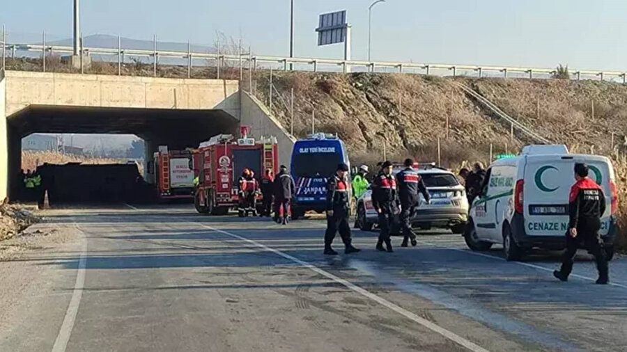 Denizli'de işçileri taşıyan midibüs devrildi.