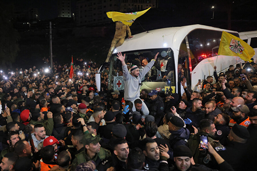 Hamas ve İsrail arasındaki esir takasının üçüncü turunda serbest bırakılan Filistinliler, Gazze’nin güneyindeki Han Yunus kentinde bulunan Avrupa Hastanesi’ne ve Batı Şeria'nın Ramallah kentine bağlı Beytunya beldesine ulaştı.