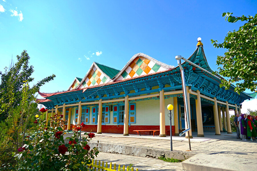 Kırgızistan'ın çivisiz camisi bir asrı aşkın süredir ayakta.