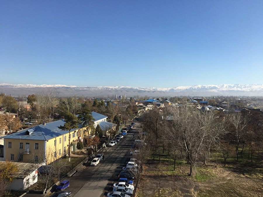 Tanrı Dağları ve tarihî İpek Yolu üzerinde yer alan Özkent şehri.