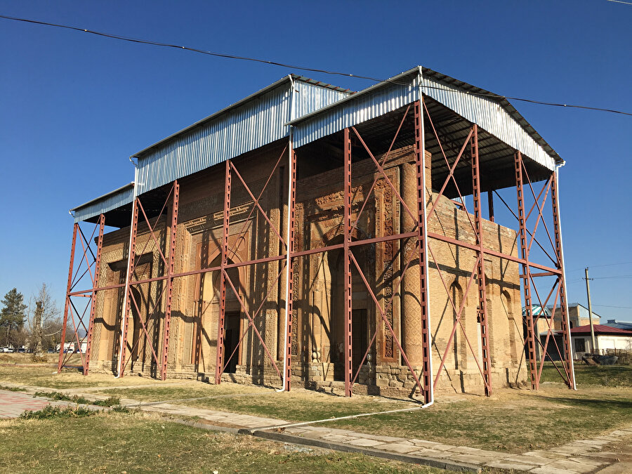 Özkent'te Karahanlı hükümdarlarına ait türbeler.