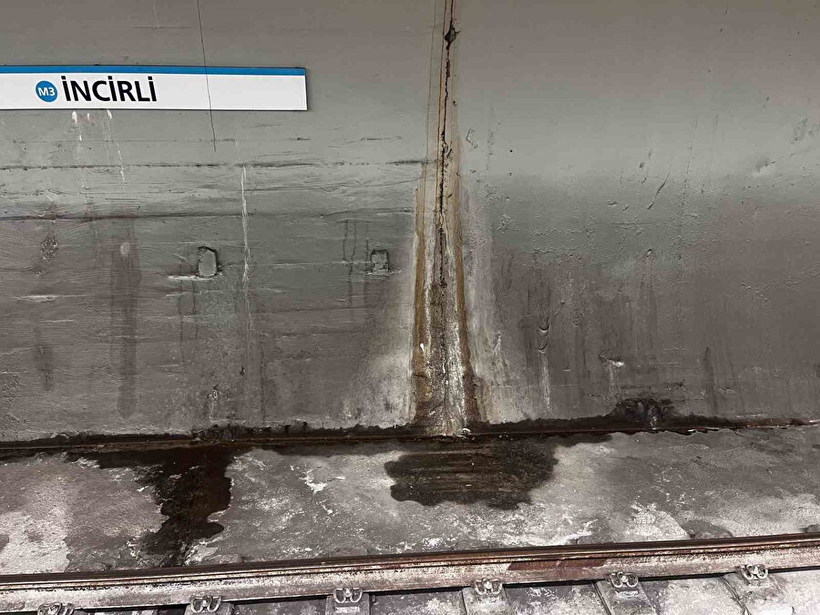 Bakırköy'de metro istasyonuna su sızdı.