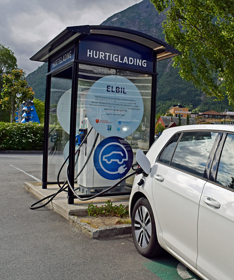 Ulaşım sektörü yıllardır fosil yakıtlara bağımlı, ancak Norveç bu ezberi bozan adımlarıyla dünyanın dikkatini çekiyor.