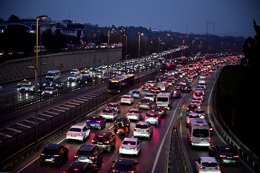 İstanbul'da yarıyıl tatilin ardından okulların açılmasıyla trafik yoğunluğu oluştu