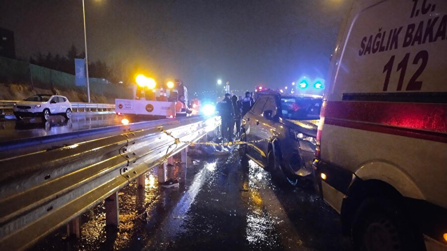 Ataşehir'de zincirleme trafik kazası meydana geldi.