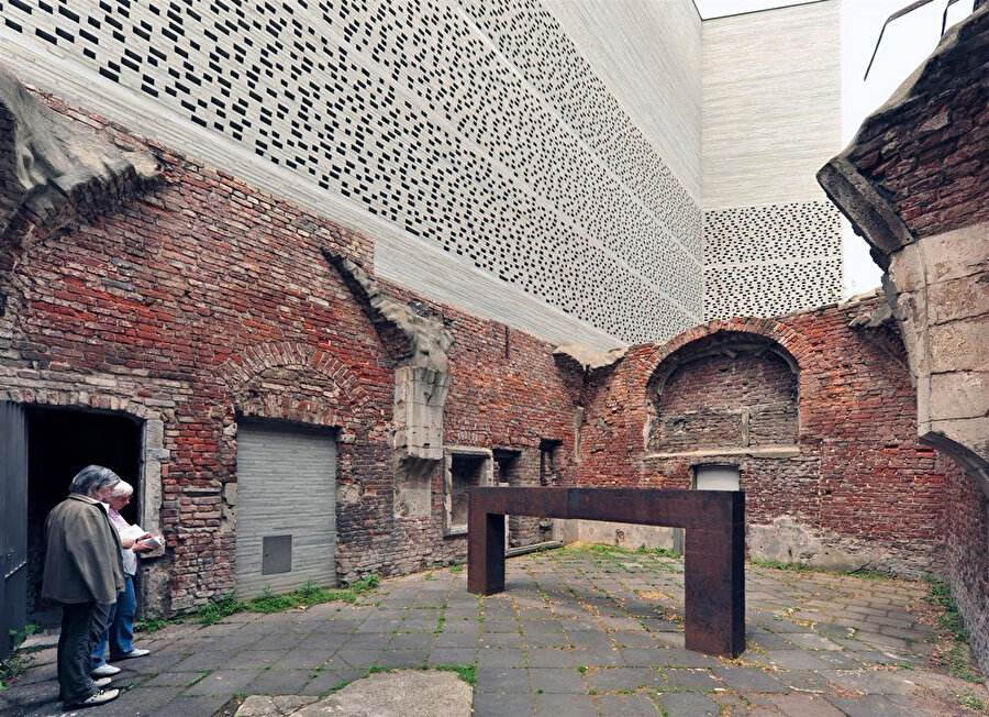 Kolumba’nın avlusu, sanat ve mimarinin iç içe geçtiği bir mekân olarak, tarihi ve modern unsurları bir arada buluşturuyor. 