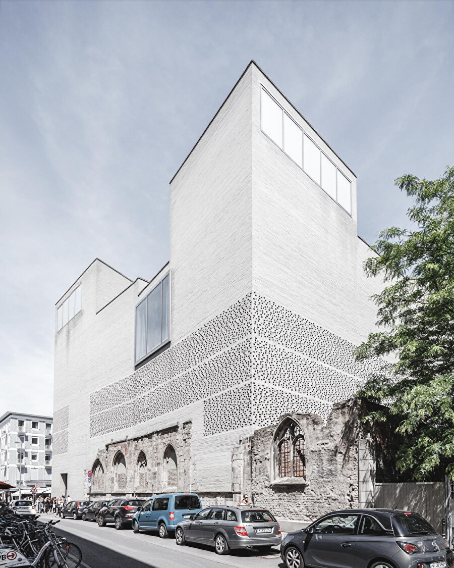 Kolumba, geçmişin kalıntıları üzerine inşa edilen modern bir yapı olarak, tarihsel katmanların birleştiği bir sanat alanı sunuyor. 