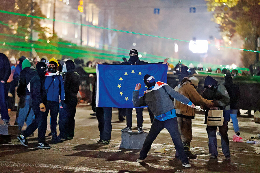 28 Kasım’da ülkede büyük protestoların hızının düştüğü bir dönemde, Başbakan Irakli Kobakhidze’nin AB katılım müzakerelerini 2028 sonuna kadar gündemden çıkardıklarını ve Tiflis’in Avrupa mâlî yardımını reddettiği açıklamasının ardından gösteriler daha şiddetli bir biçimde tekrar başladı. Gürcistan İçişleri Bakanlığı’na göre şiddetlenen protestolar sırasında 400’den fazla kişi gözaltına alındı, 30 kişi hakkında suç duyurusunda bulunuldu, 372 vatandaş hakkında da idari dava açıldı.