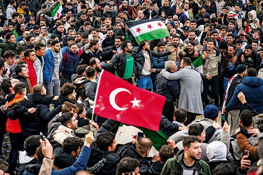 Suriye devriminin başarıya ulaşma süreci, sahada terör estiren iki devletin saldırganlığı artırmasıyla başladı. Önce Rusya 2022’de Ukrayna’ya saldırdı. Fakat ne Rusya onun düşündüğü kadar güçlü ne de Suriye direnişi sandığı kadar zayıftı. Ukrayna’da bir bataklığın içine düşen Rusya, her gün kan kaybetti. 7 Ekim’de Filistin direnişinin düzenlediği Aksa Operasyonu ise İran’ı Suriye’den çıkaran olayların başlangıcı oldu.