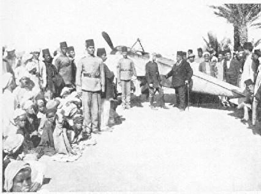 Pilot Daucort'ın uçağı Mısır'da mola verirken.