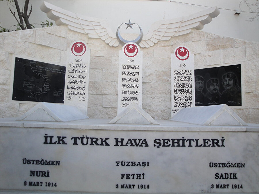 İlk Türk hava şehitlerinin kabirleri.