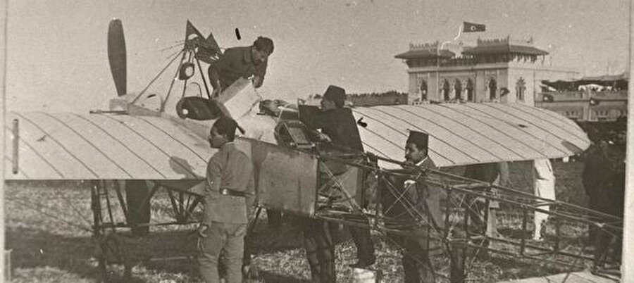 Türk tayyareciler Salim ve Kemal Beyler, bir gün içinde Edremit tayyaresini uçuşa hazır hale getirdiler.