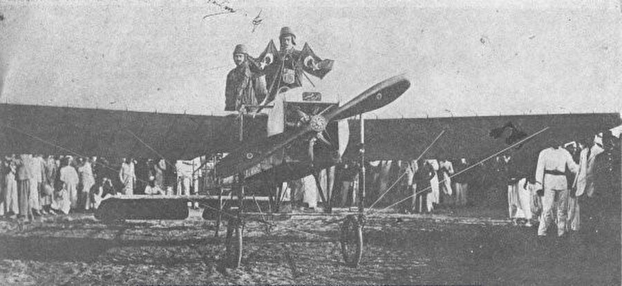 Salim ve Kemal Beyler Edremit tayyaresinde.