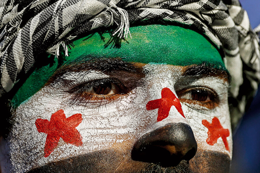 “Suriye’deki vaziyet şu: Salah Cedid ve Hafız Esed ile onların yanındaki grupların hüküm sürdüğü mezhepçi-aşiretçi ruh gittikçe büyüyor. Ülke iç savaş tehdidi altında. Devletin ve bütün kurumları mühim mevkileri Suriye halkının belli bir kesimine sunulmuş durumda. Suriyeli bir askere hür subayların nerede olduğu sorulsa, cevap onların görevden alınıp sürüldüğü, yerlerine sadece Alevi subayların getirildiği şeklinde olacaktır. Alevi subaylar devlete ve orduya değil sadece kendi aşiretlerine bağlıdır. Onların derdi, Salah Cedid ile Hafız Esed’in korunmasıdır.”