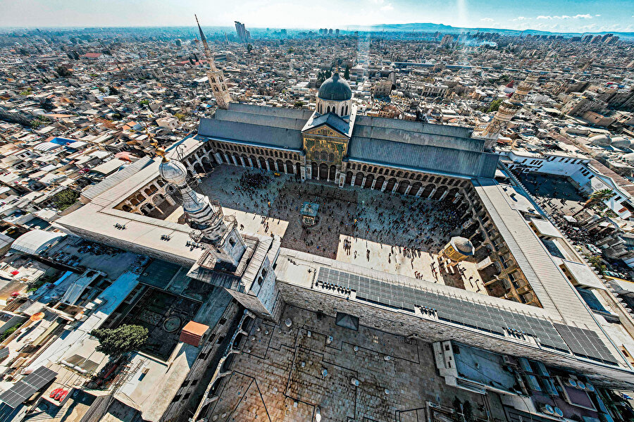 Suriye’de Baas rejimi ve Esed ailesi iktidarının devrilmesinin ardından Şam’daki Emevi Camii’nde ilk cuma namazı kılındı. İnşallah en kısa zamanda Mescid-i Aksa’da da kılmak nasip olur.