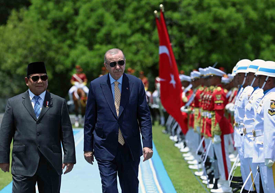 Cumhurbaşkanı Erdoğan, Endonezya'da Cumhurbaşkanı Subianto tarafından resmi törenle karşılandı
