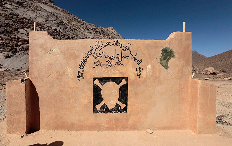 Cezayir'in güneyindeki Tamanrasset kasabasına 170 km uzaklıktaki Fransız nükleer deneme sahasının sıfır noktasından bir görünüm.