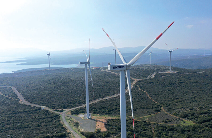 Yenilenebilir enerji kaynakları, alternatifleri olan fosil yakıtlara oranla daha ekonomik maliyet fırsatı sunarak ülkemizin ortalama elektrik enerjisi maliyetlerinin düşmesine katkıda bulunuyor.