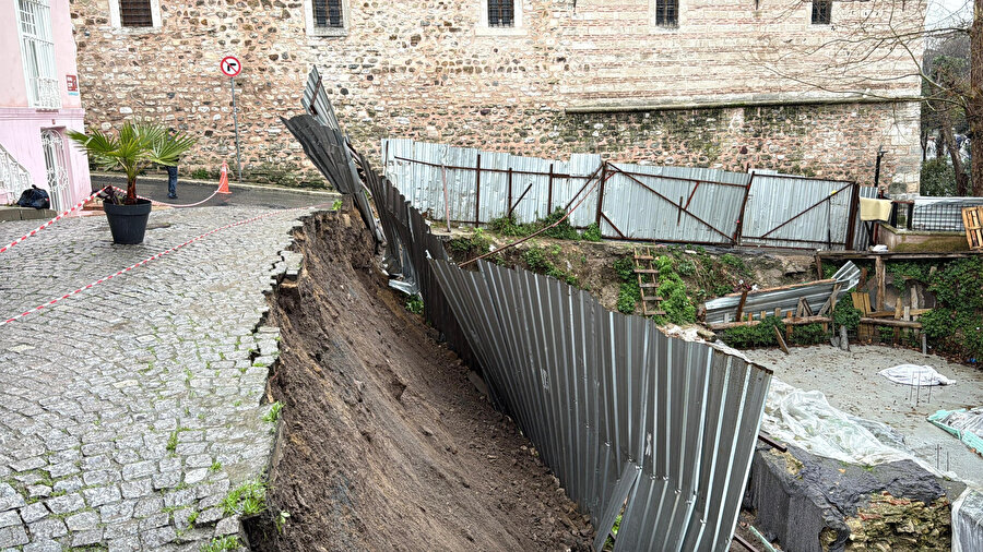 ​İstanbul Fatih'te toprak kayması sonucu yol çöktü